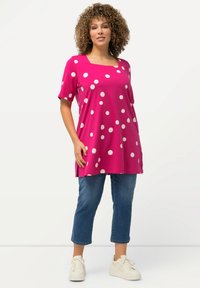 Ulla Popken POLKA DOT SHORT SLEEVE TEE - Triko s potiskem - fuchsia pink
