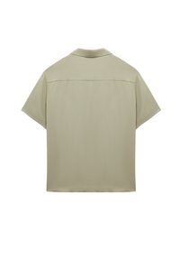 Korte mouw shirt in licht olijfgroen, gemaakt van gladde stof. Heeft een klassieke kraag en een rechte, ontspannen pasvorm.