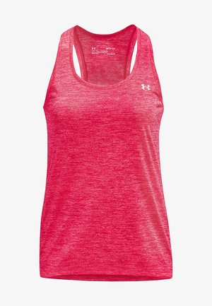 Różowy, sportowy top bez rękawów z krojem typu racerback i subtelnym, białym logo Under Armour po lewej stronie klatki piersiowej.