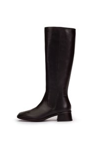 Bottes noires en cuir hauteur genou avec un design épuré, bout pointu et un talon épais modeste. Texture lisse sans quincaillerie ni motifs visibles.