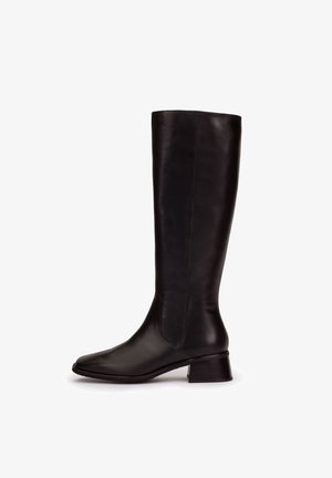 Botas de cuero negras hasta la rodilla con un diseño elegante, puntera afilada y un bloque bajo modesto. Textura suave y sin hardware o patrones visibles.