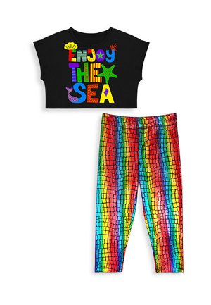 Sort cropped t-shirt med farverig tekst "Enjoy The Sea" og hav-tema ikoner, kombineret med leggings med regnbuemønster i skala.