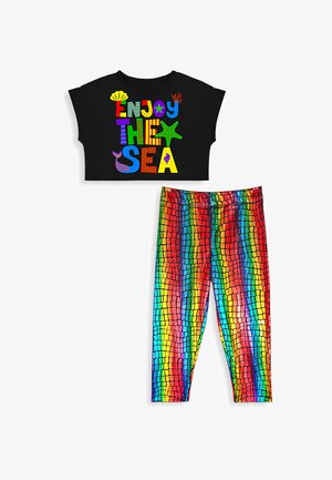 Czarny krótki t-shirt z kolorowym napisem „Enjoy The Sea” i ikonami o tematyce morskiej, w zestawie z legginsami w tęczowy wzór łusek.