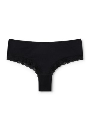 Zwarte hipsteronderbroek voor vrouwen met een kanten rand langs de beenopeningen, gemaakt van een zachte stof, plat gelegd op een witte achtergrond.