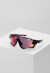 Occhiali da sole sportivi con montatura nera e dettagli rossi. Le lenti sono specchiate di colore rosa e viola, presentano un design aerodinamico elegante.