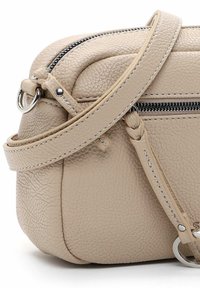 Borsa a tracolla in pelle beige con superficie texturizzata, hardware argentato e chiusura con zip. Presenta una tracolla regolabile per un facile trasporto.