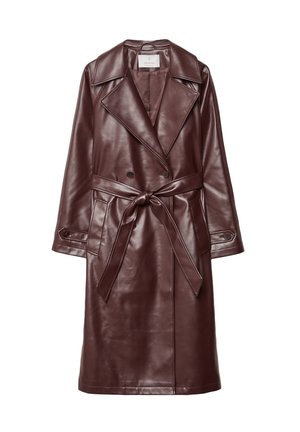 Manteau trench en simili cuir bourgogne avec larges revers, boutons double boutonnage, taille ceinturée et poches à rabat sur un fond blanc.