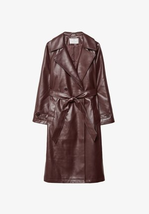Manteau trench en simili cuir bourgogne avec larges revers, boutons double boutonnage, taille ceinturée et poches à rabat sur un fond blanc.
