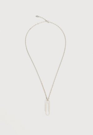 Ασημένιο κολιέ με αλυσίδα και μενταγιόν σε σχήμα επιμηκυμένου συνδετήρα, απεικονισμένο σε απλό λευκό φόντο.