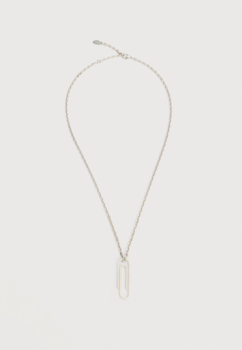Ασημένιο κολιέ με αλυσίδα και μενταγιόν σε σχήμα επιμηκυμένου συνδετήρα, απεικονισμένο σε απλό λευκό φόντο.