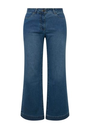 Jean en denim bleu foncé avec une coupe évasée, doté d'une fermeture à bouton sur le devant et d'un style classique à cinq poches. Texture lisse sur toute la surface.