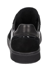 Baskets noires avec tige en daim et cuir, col rembourré, doublure texturée et semelle en caoutchouc avec motif nervuré.