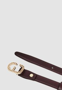 Cintura in pelle di un profondo bordeaux con fibbia a catena dorata. Texture liscia, design minimalista e dettaglio con bottone a pressione alla fine.