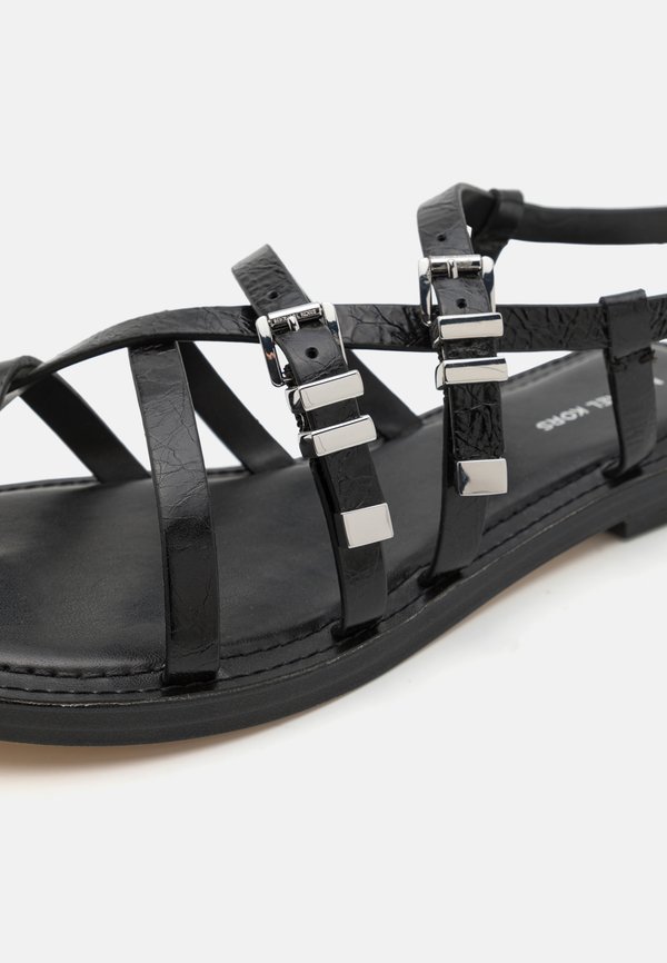 DARRINGTON FLAT - T-bar sandals3