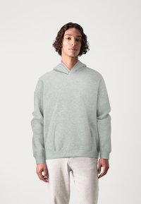 Lichtgrijze hoodie met een trekkoord in de capuchon, relaxte pasvorm, ribgebreide manchetten en zoom, gemaakt van een zachte katoenmix.