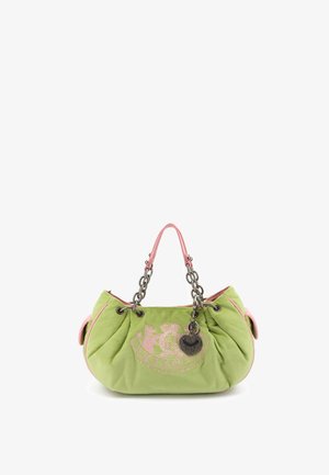 Lichtgroene Juicy Couture-handtas met roze bies, kettinghengsels, geborduurd logo en hangende hartvormige bedel.