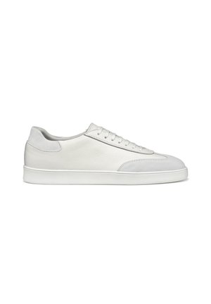 Weißes Leder-Sneaker mit einer glatten Oberfläche, ausgestattet mit einer hellgrauen Zehenkappe und einem Akzent an der Ferse, abgerundeter Form und Schnürdesign.