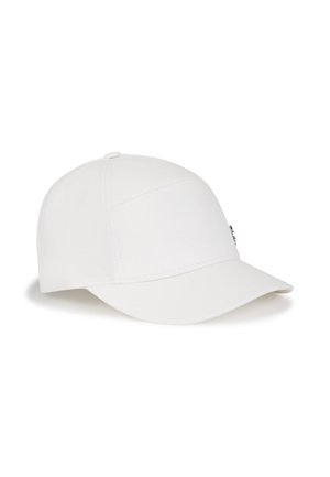 Hvid seks-panel kasket med en buet skygge og et lille metallogo på siden.