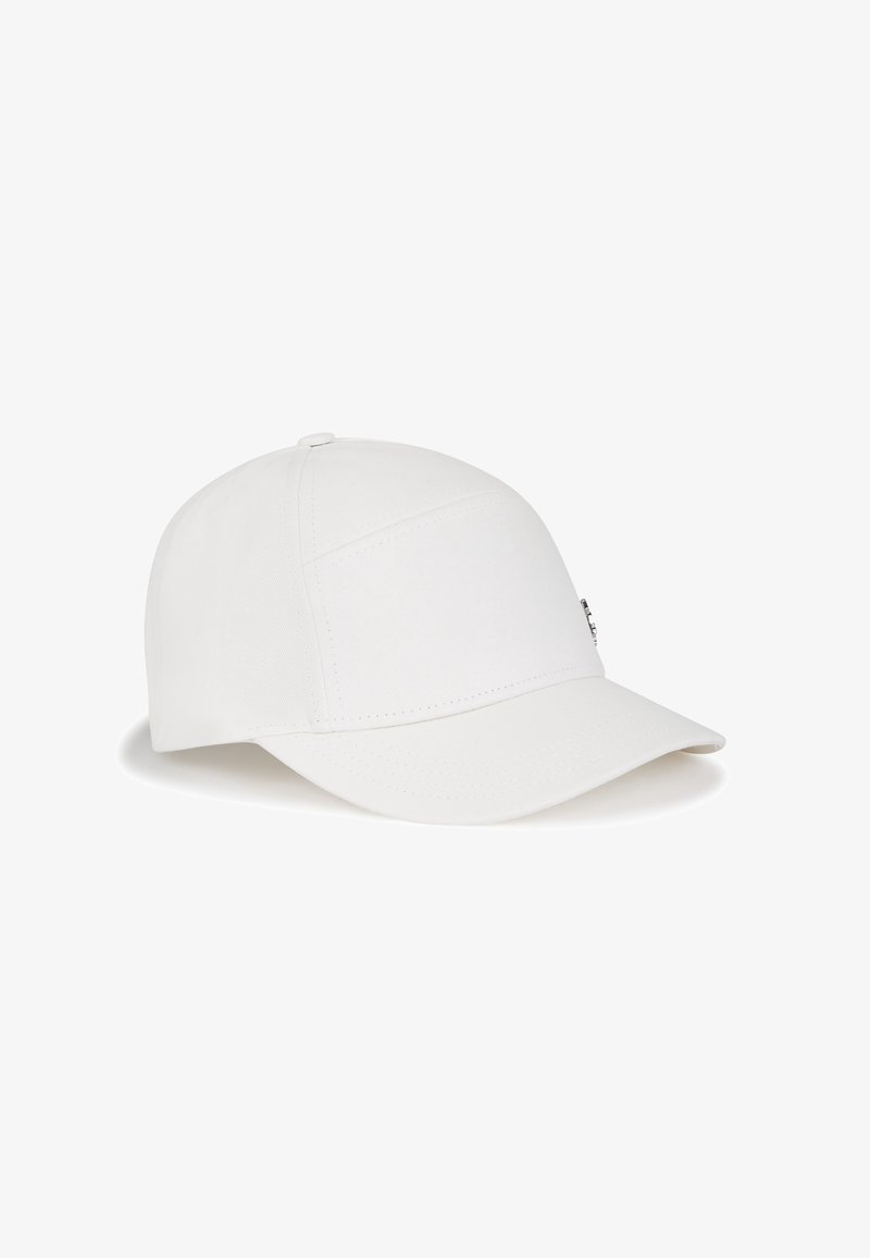 Casquette de baseball blanche à six panneaux avec une visière courbée et un petit logo métallique sur le côté.