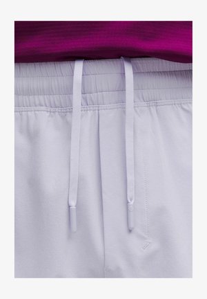 Helle Lavendelhosen mit elastischem Bund und weißen Kordeln, die eine glatte Stofftextur und dezente Nähdetails aufweisen.