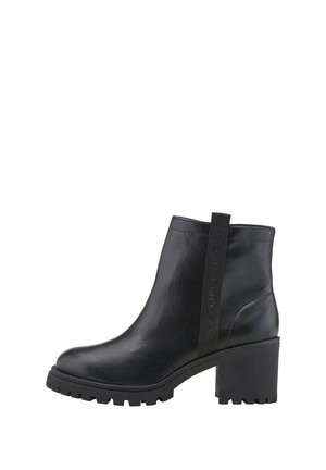 Bottine en cuir noir avec talon épais et semelle crantée, équipée d'une languette latérale avec logo embossé.