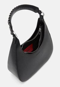 Sort læderhandbag med en buet form, sølvhardware, lynlåslommer og en struktureret rem med nitter.