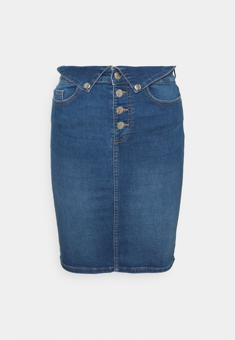 Jupe crayon en denim bleu à taille haute, devant boutonné avec deux poches avant, présentée sur un fond clair uni.