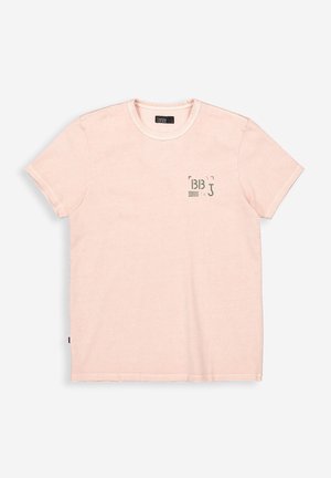 Lichtroze T-shirt met korte mouwen, voorzien van een klein zwart "BB J" logo en lijnen op de linkerborst, ronde halslijn, effen achtergrond.