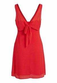 Robe rouge sans manches avec col en V profond et détail de nœud à l'avant, fabriquée en tissu léger semi-transparent, longueur au genou.