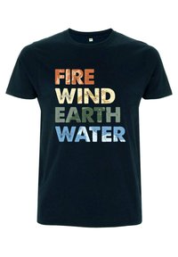 Svart crewneck T-shirt med stora, texturerade, flerfärgade bokstäver som stavar "FIRE", "WIND", "EARTH" och "WATER" i orange, grön och blå.