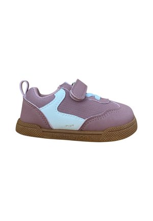 Zapatilla morada y azul claro con paneles de malla, una correa de velcro y suela de goma. Presenta una punta redondeada y acentos texturizados.