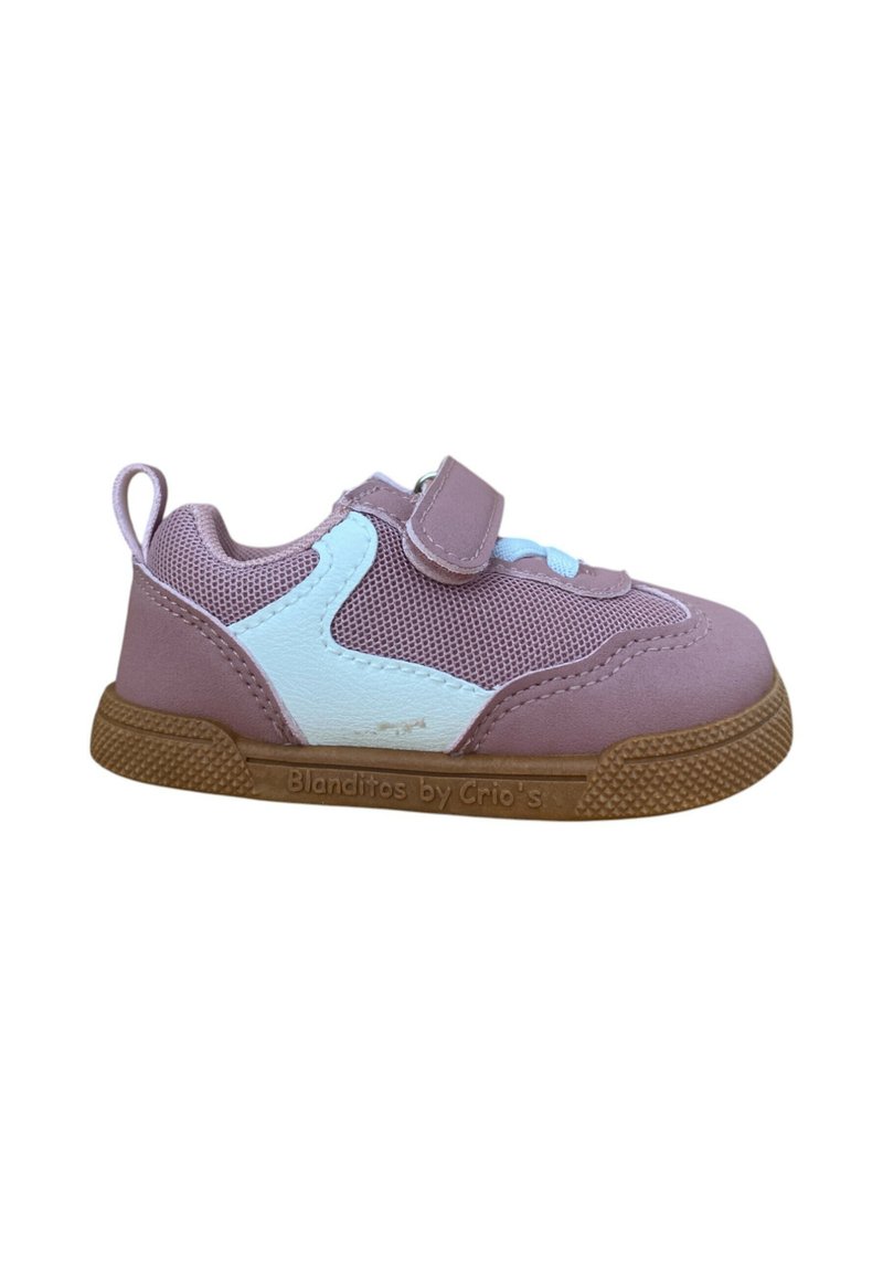 Zapatilla morada y azul claro con paneles de malla, una correa de velcro y suela de goma. Presenta una punta redondeada y acentos texturizados.