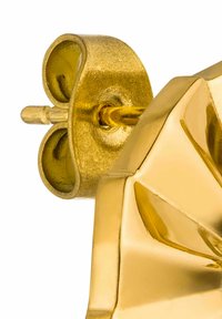 Goldfarbene Metallohrringe mit geometrischem Design. Mit einer strukturierten Oberfläche, abgerundetem Rücken und einem Post für die Befestigung.