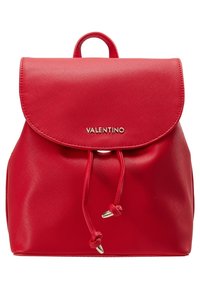 Mochila de cuero rojo con una solapa plegable, cierre de cordón y logo dorado "VALENTINO". Textura suave con superficie sutilmente patternada.