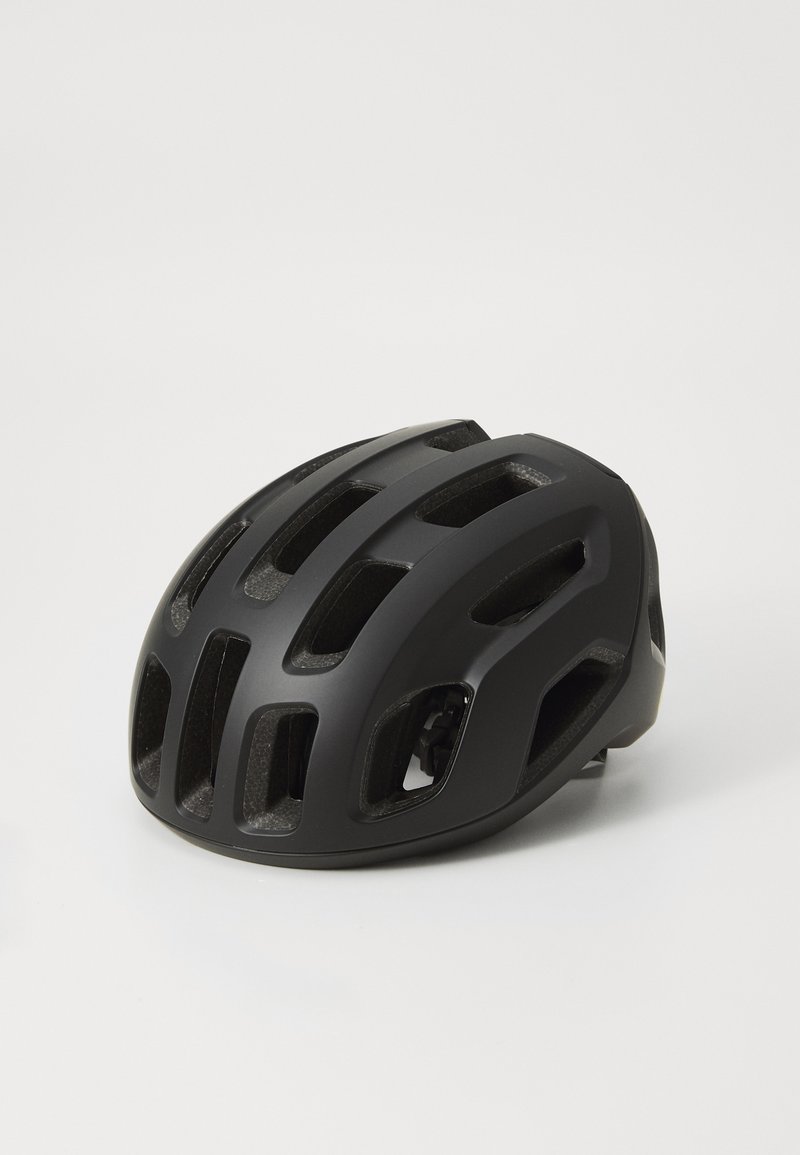 Casco da ciclismo nero con forma aerodinamica, molteplici aperture per la ventilazione, finitura opaca e meccanismo di chiusura posteriore regolabile.