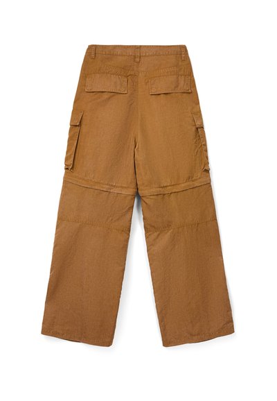 Brązowe szerokie spodnie cargo z wieloma klapowymi kieszeniami, widocznym przeszyciem i wysokim stanem, pokazane od tyłu na białym tle.