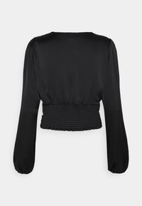 Top nero croppato con lunghe maniche a sbuffo, realizzato in morbido satin, e una banda arricciata in vita per un look aderente.