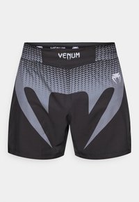 Fekete atlétikai rövidnadrág texturált, átmenetes mintával, szürke részletekkel és feltűnő logóval a derékpánton és az oldalon.