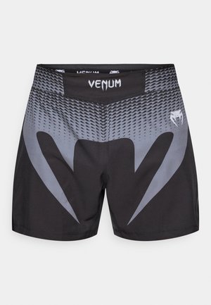 Juodi sportiniai šortai su tekstūruotu gradientiniu dizainu, kurie puošti pilkais akcentais ir ryškia logotipu juosmens juostoje bei šone.