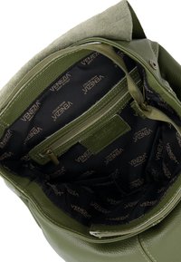 Interieur van een groene leren tas met een ritsvak, stoffen voering met het "VENEZIA" patroon en een getextureerde suède klep.