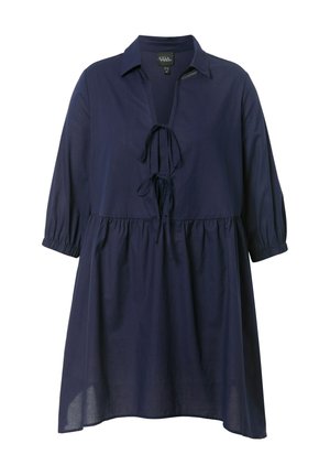 Robe bleu marine ample avec un col, des manches 3/4 et un détail à nouer au niveau du col. Tissu léger avec une taille froncée.