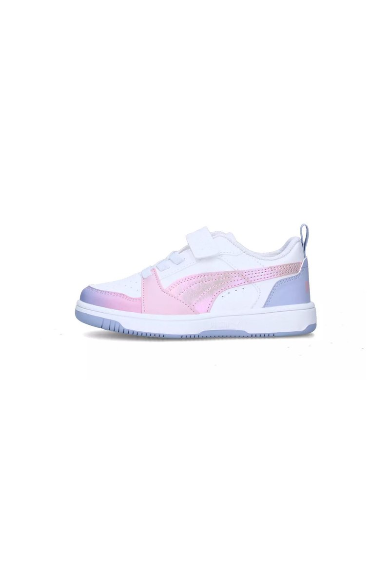 Sneaker bianco con accenti rosa e azzurro chiaro, caratterizzato da una tomaia testurizzata, perforazioni per la traspirabilità e una fascia in velcro.