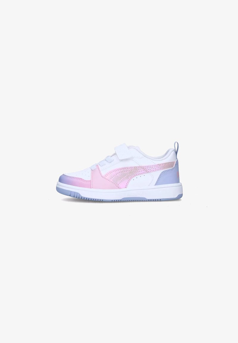 Sneaker bianco con accenti rosa e azzurro chiaro, caratterizzato da una tomaia testurizzata, perforazioni per la traspirabilità e una fascia in velcro.