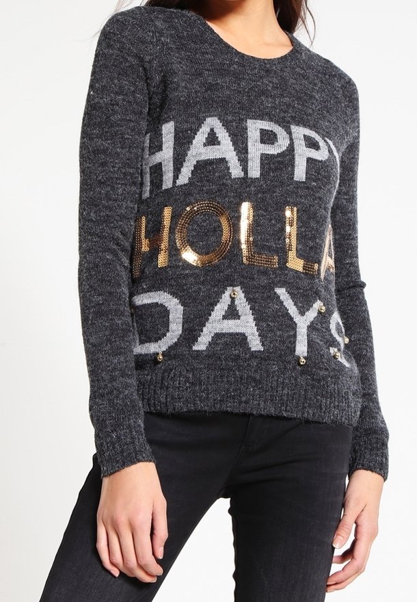Grijze trui met de tekst "HAPPY HOLLA DAYS" in witte en gouden pailletten, met een ronde halslijn en lange mouwen, van een gebreide stof met textuur.