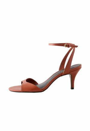 Next, REGULAR FIT - N.PREMIUM ROUND TOE HEELED SANDALS . - Sandaalit nilkkaremmillä - rust brown
