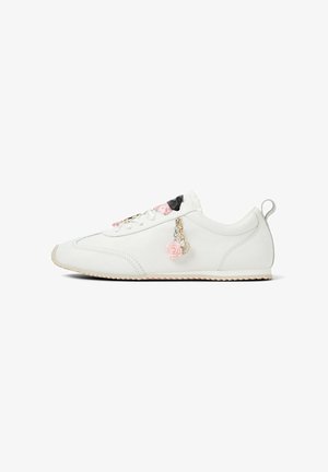 Witte sneaker met een laag profiel, voorzien van een gestructureerd oppervlak, roze en zwarte satijnen accenten, vetersluiting aan de voorkant en een decoratieve rozencharme.
