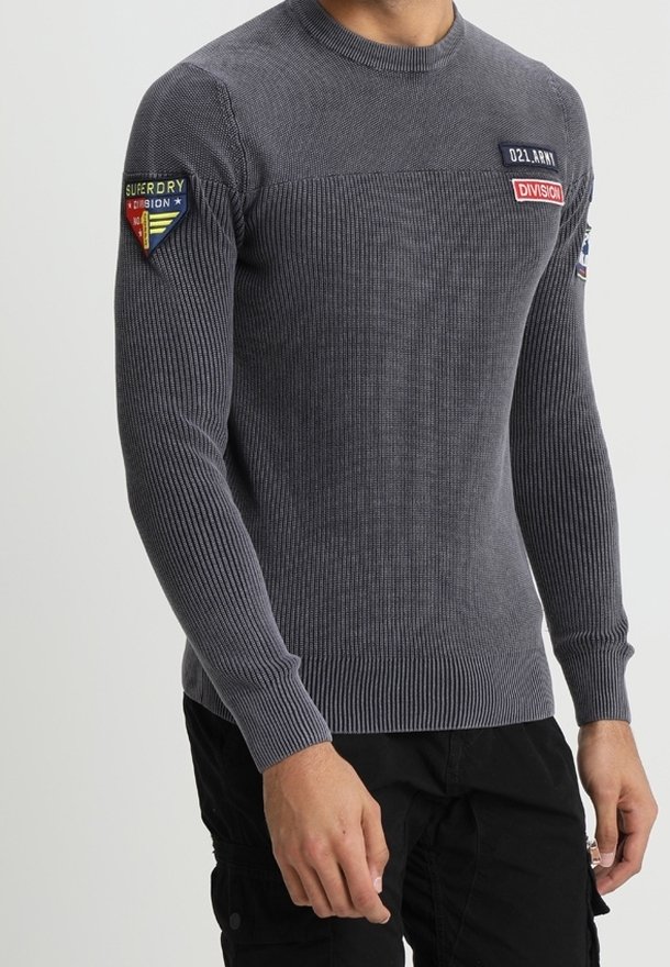 Grau gerippter Strickpullover mit Rundhalsausschnitt, Aufnähern an den Ärmeln und kontrastierenden Farbdetails mit den Aufschriften "Superdry" und "Division".
