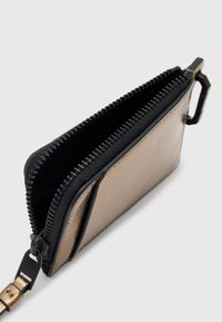 Portafoglio zip in pelle nera e dorata metallica, caratterizzato da una texture liscia, forma rettangolare e una tracolla rimovibile per maggiore comodità.