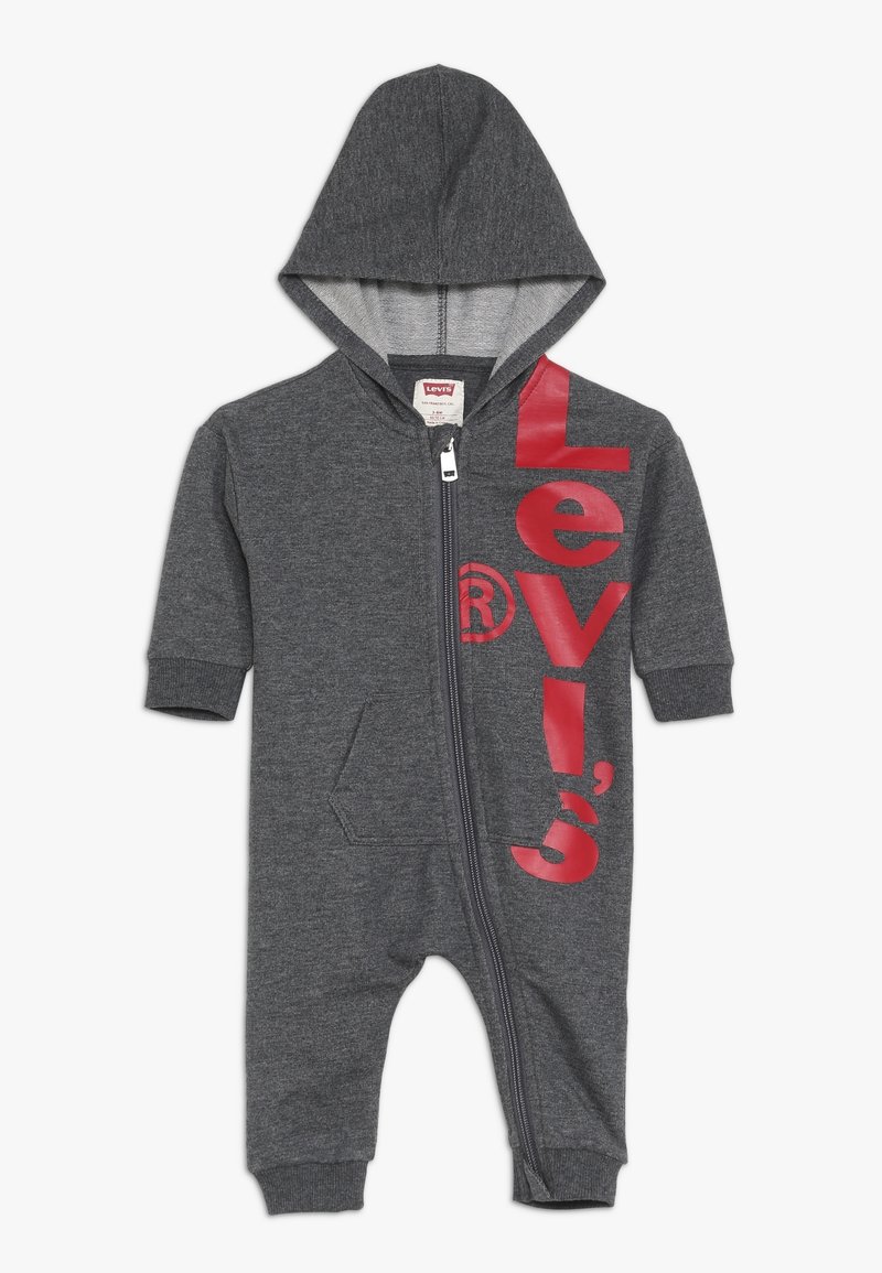 Szary bawełniany romper z kapturem, z pełnym zamkiem błyskawicznym, krótkimi rękawami, przednimi kieszeniami oraz wyraźnym czerwonym logo "Levi's" po boku.