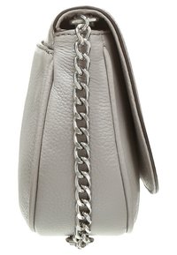 Borsa a mano in pelle grigia chiara con finitura texture e tracolla in metallo argentato. Forma rettangolare compatta con chiusura a pattina.